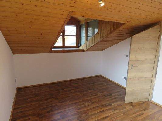 weiteres Kinderzimmer mit Dachgaube 