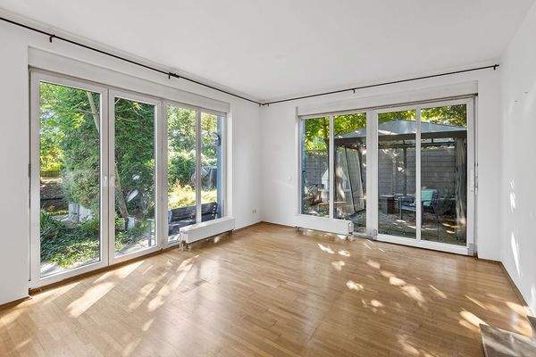 Zimmer mit Zugang zu Garten und Terrasse