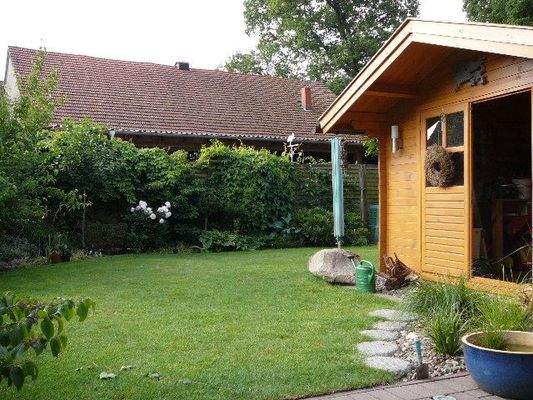 Garten mit Gartenhaus und Zugang Carport