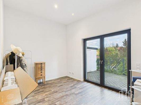 CAM02839G0-PR0330-STILL009