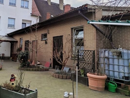 Nebengelass mit Heizungskeller und Lagerfläche