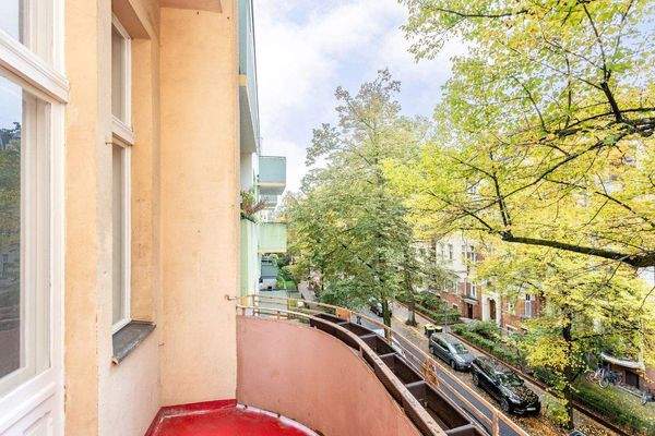 Geräumiger Balkon mit Grünblick