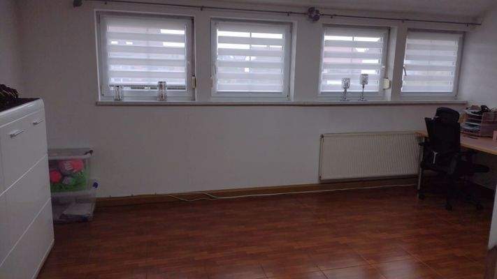 ein heller Raum im OG