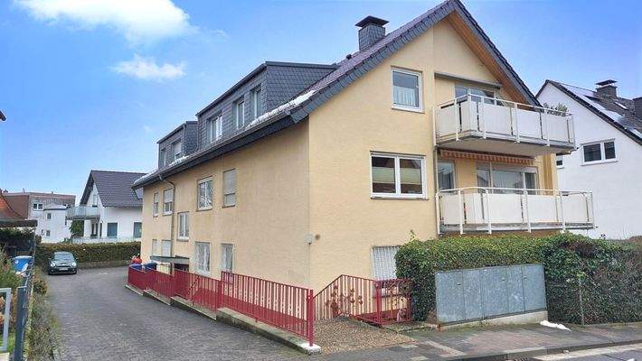 Einfahrt zu den PKW-Stellplätzen