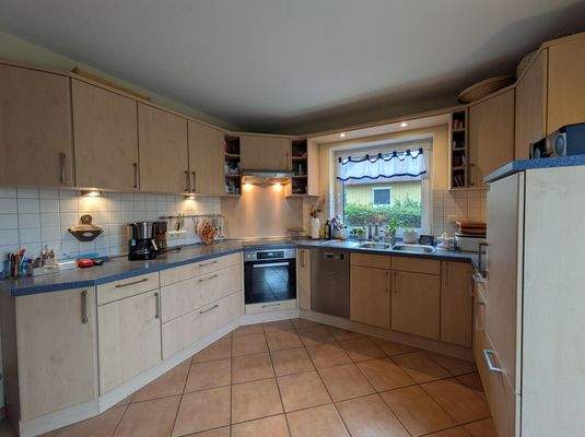 Gepflegte Küchenzeile mit viel Stauraum