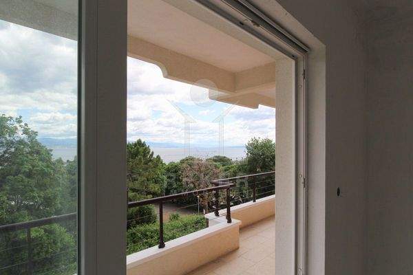 Genießen Sie wertvolle Momente auf dem sonnigen Balkon