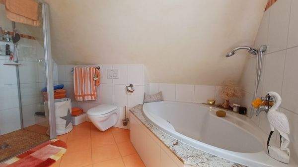 Bad mit Dusche und Wanne