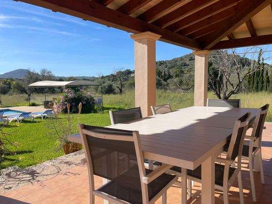Essbereich auf der überdachten Terrasse