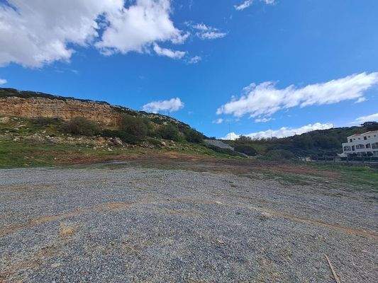 Grundstück am Meer neben einem kleinen Jachthafen