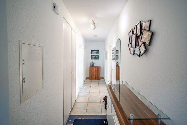 Der Flur bietet neben einem praktischen Einbauschrank gute Stellmöglichkeiten.