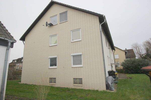 Ostseite mit Zuwegung zum Eingangsbereich