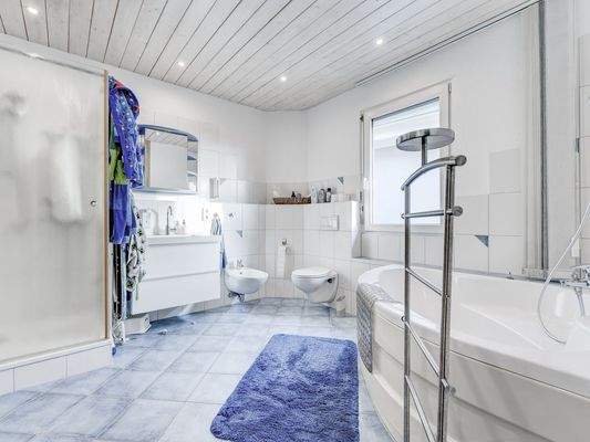 Altbau – Geräumiges Tageslichtbad mit Komfortbadewanne mit Durchgang zum begehbaren Schrank