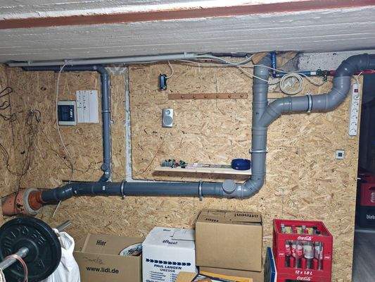 Vordergebäude: Rohrleitungen