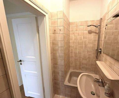 Gäste-WC mit Dusche