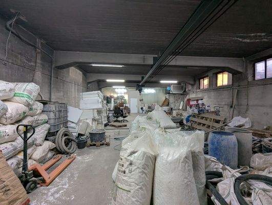 Halle - Keller von Treppe aus.jpg