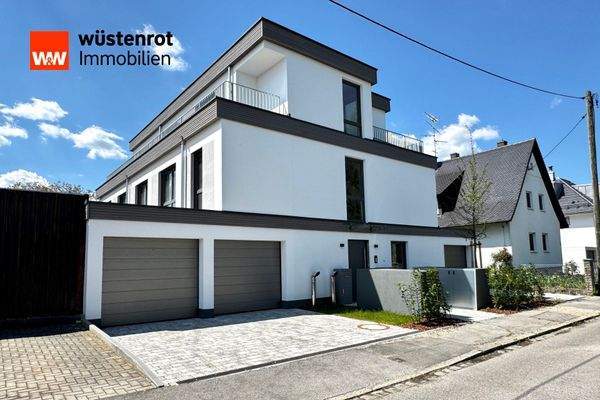 Eingangsbereich mit den Einzelgaragen