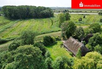 Haus, Ländereien und Stör im Hintergrund