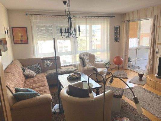 Wohnzimmer mit Ausgang zum Wintergarten.jpg