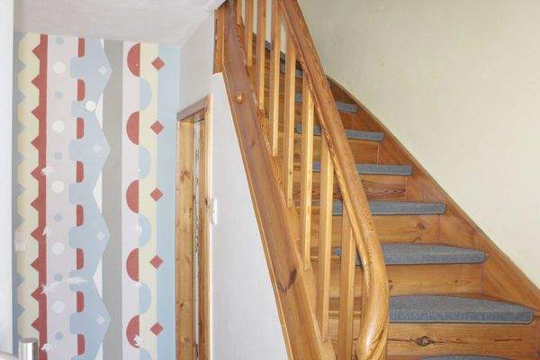 Über die Massivholztreppe ...