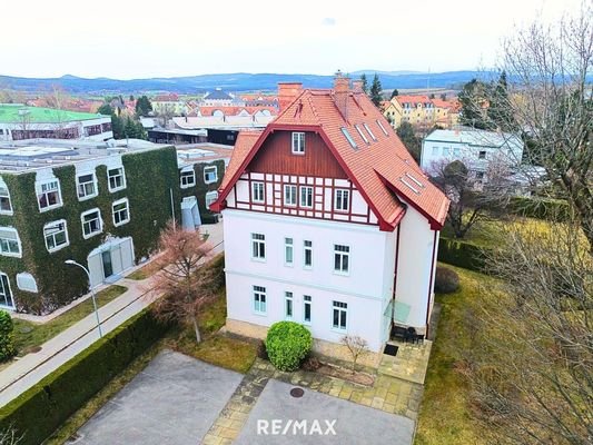 Villa Drohnenansicht vorne