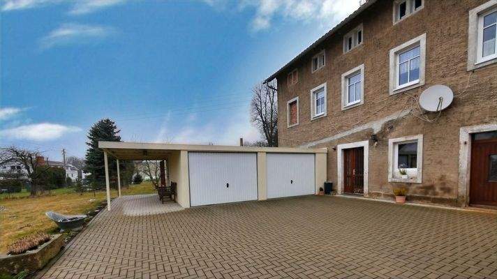 Hofansicht und Garagen