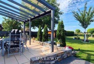 überdachte Terrasse mit Blick auf das Grundstück