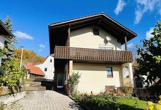Südansicht des Hauses mit Balkon und Terrasse