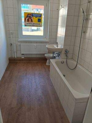 Ansicht Badezimmer mit Badewanne
