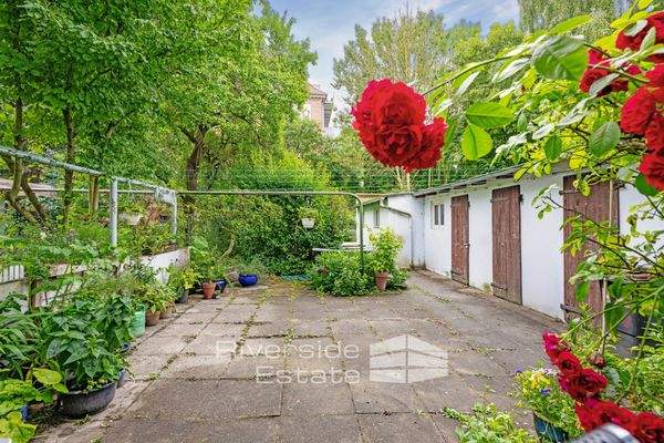 Vier Schuppen plus PKW-Garage