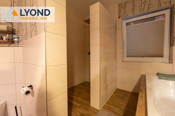 Bad am Schlafzimmer (2)