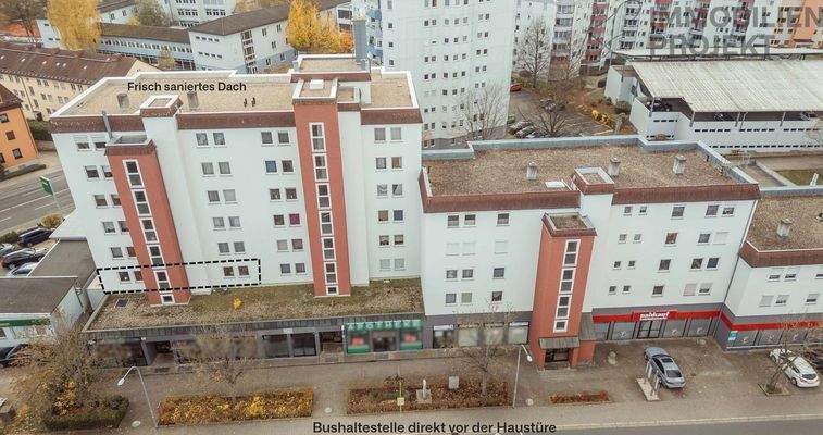 Eingang von der Friedrich-Ebert-Str. mit Bushaltestelle 