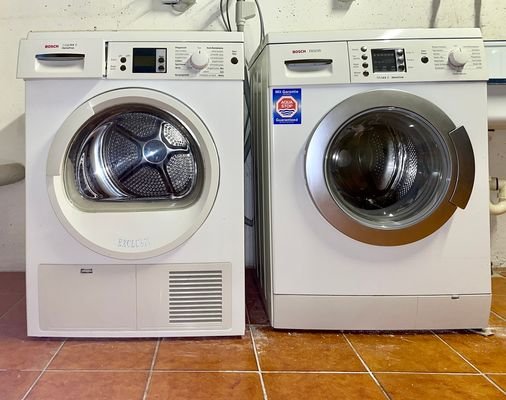Waschmaschine und Trockner im UG