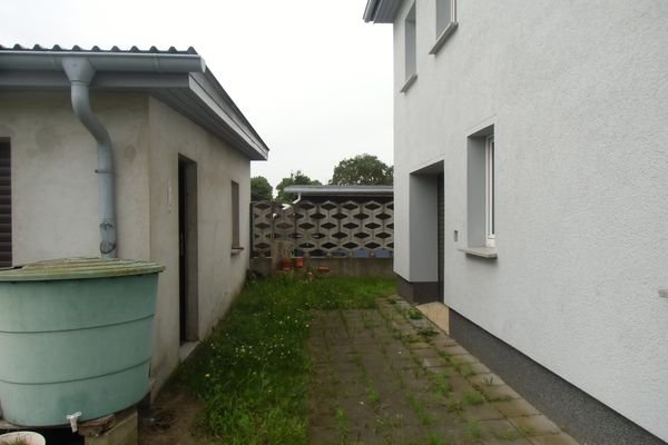 8 Seitentür Garage u. Rolltor Werkstatt im Haus.JP