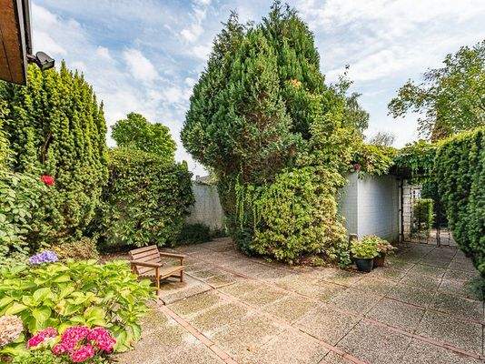 grosszügige Eingangszone vor dem Haus