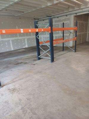 Schwerlastregale vorhanden