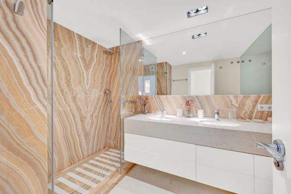 2nd Bathroom in apartment in Cas Català