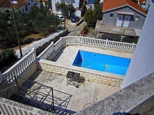 Ein herrlicher Pool schmückt den Außenbereich