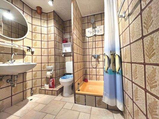 Praktisch ist das funktionale Duschbad im Dachgeschoss