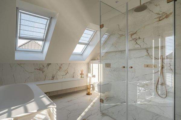 Bad mit Wanne und Dusche im OG