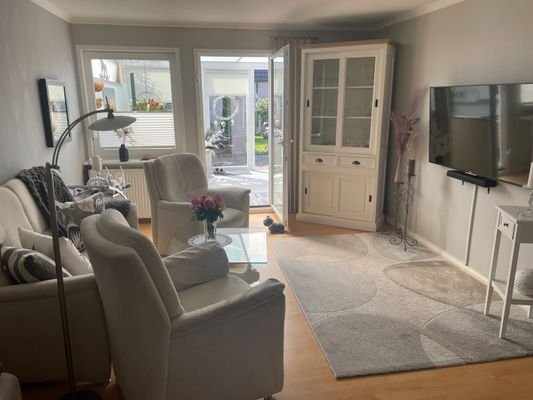 Wohnzimmer mit Blick in den Wintergarten