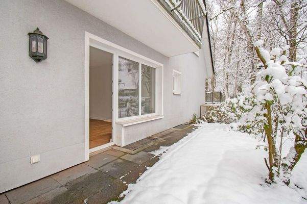 Westlich ausgerichtete Terrasse mit gemütlicher Atmosphäre