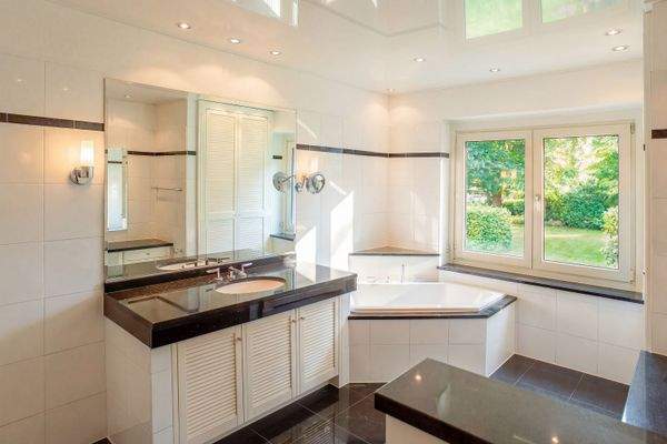 Badezimmer mit Blick in Garten 