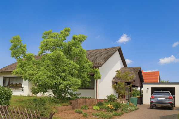 Hausfront mit Garage