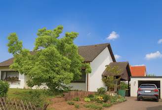 Hausfront mit Garage