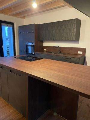 Moderne Holzküchenansicht