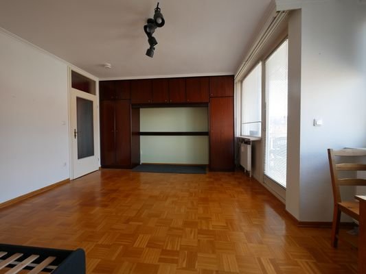 Wohnzimmer mit Einbauschrank