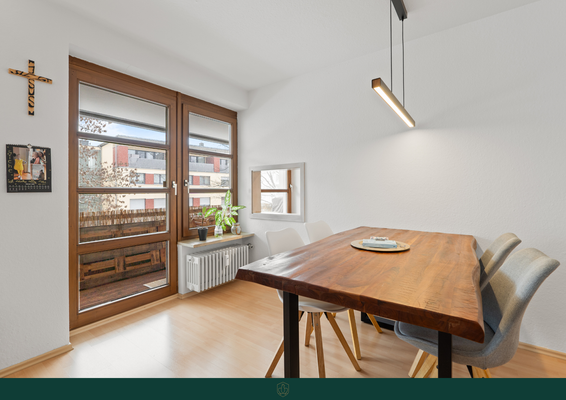 Essbereich mit Zugang zum Balkon