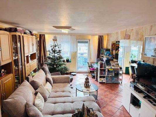 Wohnzimmer mit Balkonzugang.jpg