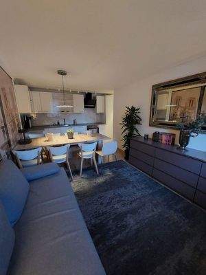 Küche und Wohnzimmer