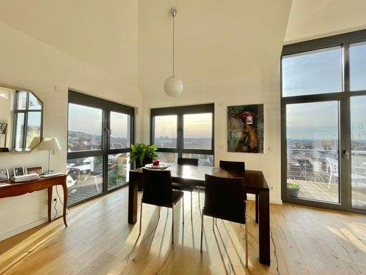 Das Echtholzparkett harmoniert perfekt mit der modernen Ausstattung